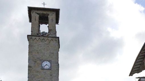 Kostelní věž v Amatrice zemětřesení přežila. Hodiny se zastavily krátce po půl čtvrté ráno, tedy ve chvíli otřesů.