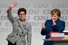 Merkelovou střídá "mini-Merkelová". Nová šéfka německé CDU naváže na kancléřku