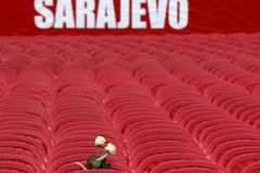 11 541 židlí v Sarajevu připomíná peklo před 20 lety
