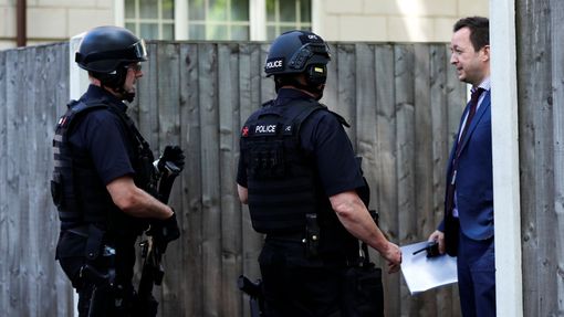 Policejní razie na jižním předměstí Manchesteru nedaleko místa, kde byl v souvislosti s útokem zatčen 23letý muž.