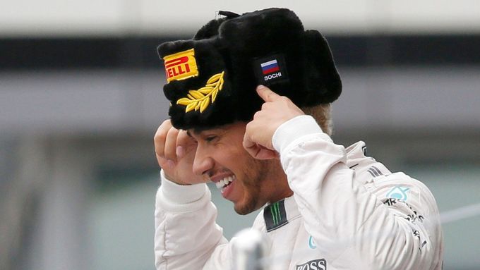 Lewis Hamilton slaví vítězství v Soči s tradiční ruskou papachou.