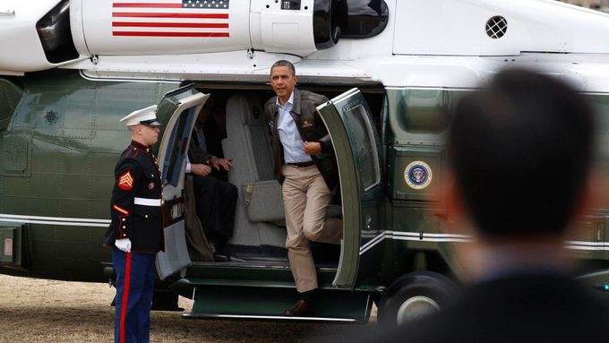 Obama na"návštěvě" KLDR. S dalekohledem u hranic