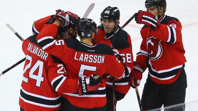 Adam Larsson a spol. slaví branku v NHL 2014-15