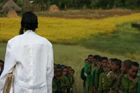 Učitelka řadí děti na závěr dne v okresu Jižní Gondar, 600 km severně od hlavního města Addis Abeba
