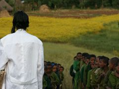 Učitelka řadí děti na závěr dne v okresu Jižní Gondar, 600 km severně od hlavního města Addis Abeba