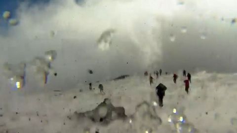 Výbuch v kráteru Etny: Horká láva dopadla na sníh, padající kusy zranily turisty