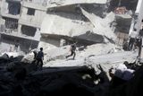 Civilisty ze Sýrie vyhání bombardování jejich měst. Na snímku trosky budov v městě Doumá poblíž Damašku, kde podle místních explodovaly kontejnerové bomby. Snímek z 22. srpna 2015.