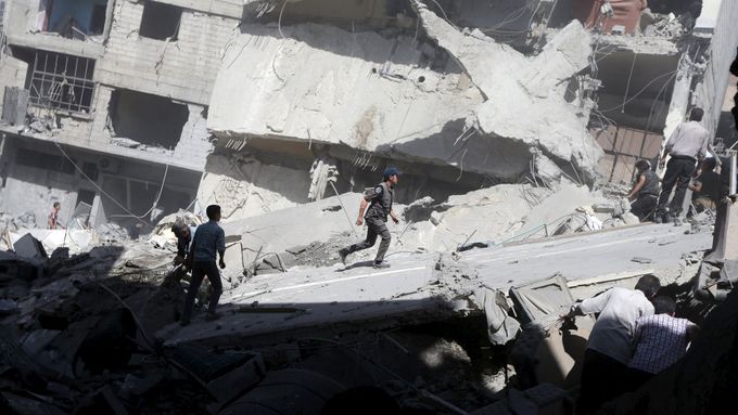 Damašské předměstí Dúma po náletu syrského letectva.
