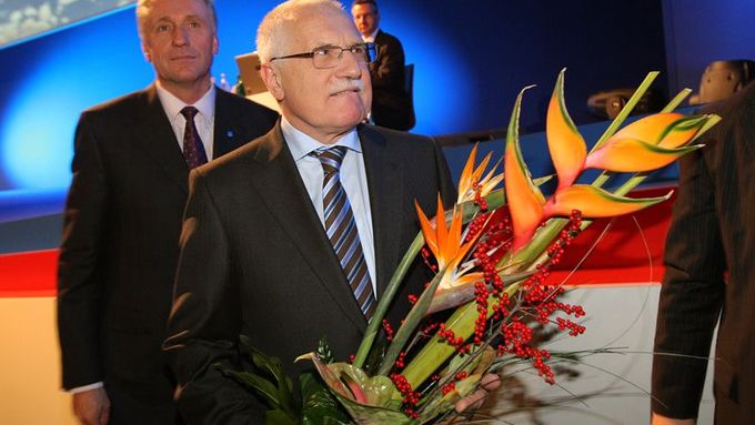 S květinou v ruce Klaus opouští prosincový kongres ODS i stranu. Vzdal se postu čestného předsedy.