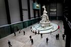 Parafráze na památníky britského impéria. Tate Modern odhalila 13 metrů vysokou sochu