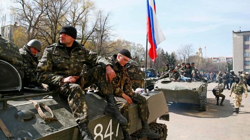 Vojáci, kteří i s těžkou technikou zběhli k separatistům, v centru Slavjansku. (16. dubna 2014)