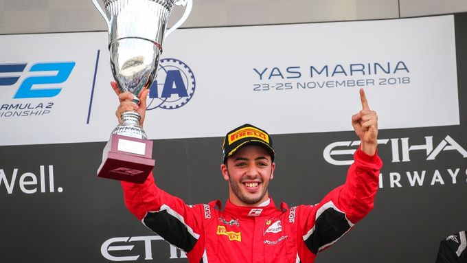Antonio Fuoco slaví vítězství ve sprintu Formule 2 v Abú Zabí