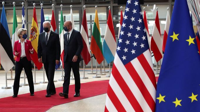 Americký prezident Joe Biden, předseda Evropské rady Charles Michel a předsedkyně Evropské komise Ursula von der Leyenová.