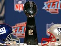 O trofej Vince Lombardiho pro vítěze NFL se ve 42.Superbowlu utkají týmy New York Giants (helma vlevo) a New England Patriots
