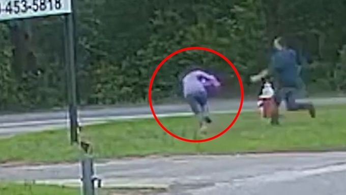 Kamera zachytila 18. května útok na dítě ve floridském městě Pensacola. Muž, který dívku sledoval již před čtrnácti dny, se ji pokusil unést.