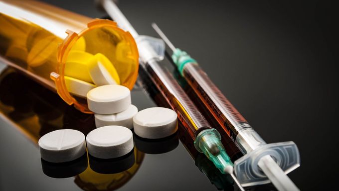 Při vyšetřování detektivové zjistili, že pro recepty na opiáty si do ordinace v drtivé většině případů chodili lidé s pestrou drogovou trestní minulostí.
