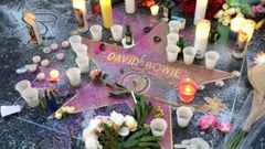 Lidé vzdávají hold Davidu Bowiemu