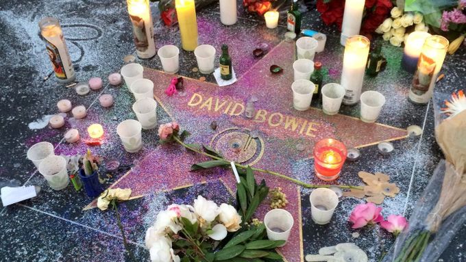 Obrazem: Lidé na celém světě se loučí s Davidem Bowiem