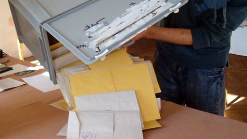 Vesnická volební komise rozpečetila hlasovací urnu a lístky se sypou na stůl. Oproti komisím ve městech nebude sečtení hlasů tak náročné. Lístků je sedm desítek. Ve Velkých Janovicích přišlo k volbám 73 procent voličů