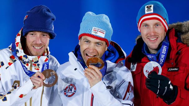Soči 2014: biatlonisté Jaroslav Soukup, Ole Einar Björndalen a Dominik Landertinger s medailí ze sprintu