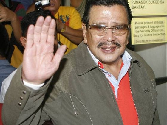 Další filipínské kauzy Joseph Estrada před nemocnicí