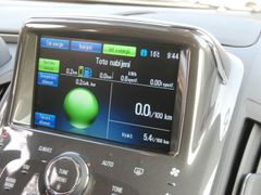 Údaje na monitoru jsou motivací k co možná nejekologičtější jízdě