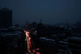 Kyjev bez proudu. Jediný pruh světla vytvářejí automobily na silnici. Dodávky elektřiny se opravářům podařilo obnovit až ve čtvrtek ráno.