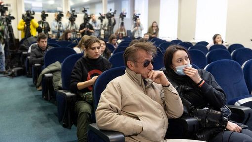 Americký herec Sean Penn na tiskové konferenci v prezidentské kanceláři v Kyjevě.