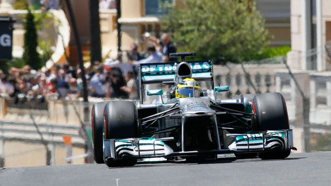 Aféra s testy vypukla těsně před startem Velké ceny Monaka, kterou Nico Rosberg v Mercedesu vyhrál.