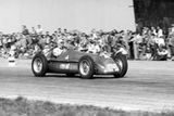 Světový šampionát formule 1 začal oficiálně 13. května 1950 Velkou cenu Británie. Monoposty mohly mít buďto nanejvýš turbomotory o objemu 1,5 litru (to byla ovšem jen teorie), nebo maximálně čtyřapůllitrové atmosférické agregáty. Malé motory vedly konstruktéry k tvorbě malých monopostů s velmi úzkými koly. Prvním světovým šampionem se stal Giuseppe Farina v Alfě Romeo 158/50, který triumfoval i v inauguračním podniku na bývalém letišti RAF, kde se závodí dodnes.