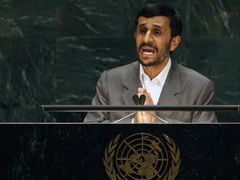 Popularita íránského prezidenta Mahmúda Ahmadínežáda klesá