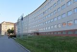 Až 160 metrů dlouhé budově Univerzity obrany se přezdívá kvůli tvaru Rohlík. Autorem původního návrhu pro vojenské velitelství je Bohuslav Fuchs.