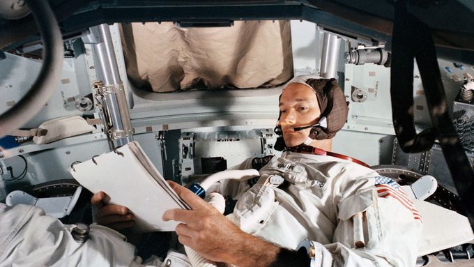 Michael Collins v řídicím modulu Columbia vesmírné lodi Apollo.