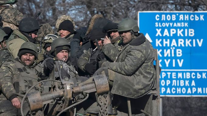 Ukrajinští vojáci opouští Debalceve.