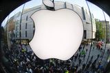 Zástupci firmy Apple si nicméně mohou mnout ruce. V době uvedení prodeje iPhone 5 se k jejím obchodům draly davy lidí.