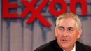 Rex Tillerson (66) - ministr zahraničí. Ředitel energetické společnosti Exxon Mobil stál v jejím čele celých 40 let. Tillerson má velmi dobré osobní vztahy s ruským prezidentem Vladimirem Putinem a odmítal sankce přijaté Spojenými státy vůči Rusku za anexi Krymu v roce 2014. Žádný z dosavadních Trumpových kandidátů na vládní posty nečelil takové kritice uvnitř Republikánské strany. Tillersonovými vazbami na Kreml se chtějí politici zabývat během slyšení v Senátu, jehož souhlas s jmenováním je nutný. Očekává se velmi vyrovnané hlasování.