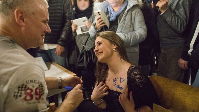 Jiří Kajínek po propuštění rozdával autogramy a jezdil po besedách.