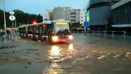 VIDEO: Olšanské náměstí zaplavila <strong>voda</strong>, před hotelem se propadl kus vozovky