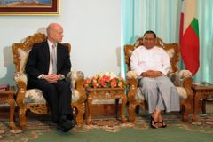 Po Clintonové navštívil Barmu i šéf britské diplomacie