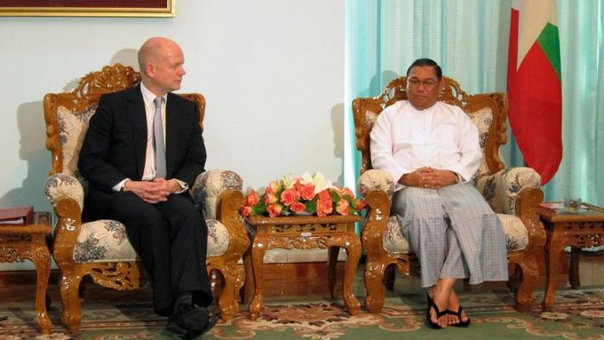 William Hague a jeho barmský protějšek.