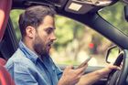 Tvrdší tresty pro neukázněné řidiče: za mobil i "lepení se na zadek" budou čtyři body