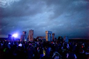 Druidové, pohané i zvědavci oslavili u Stonehenge letní slunovrat