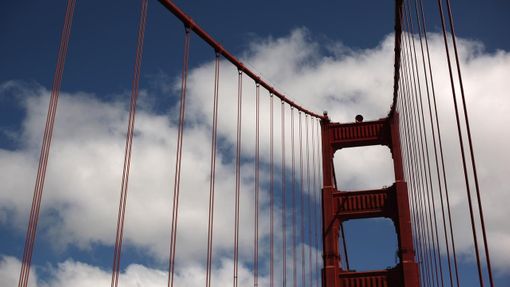 The South Tower of the Golden Gate Bridge is seen in San Francisco, California May 25, 2012. The iconic landmark will observe its 75th anniversary with celebrations scheduled on Sunday. REUTERS/Robert Galbraith (UNITED STATES - Tags: SOCIETY) Published: Kvě. 25, 2012, 9:24 odp.