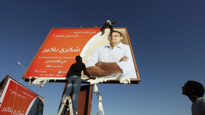 Instalace předvolebního billboardu v Benghází.
