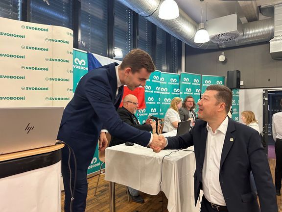 Předseda Svobodných Libor Vondráček a předseda SPD Tomio Okamura se zdraví na nedělním sněmu Svobodných. V poslední době mají k sobě hodně blízko.