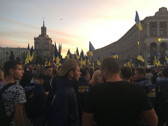 Demonstrace v Kyjevě proti plánu na stažení vojáků z frontové linie na Donbasu.