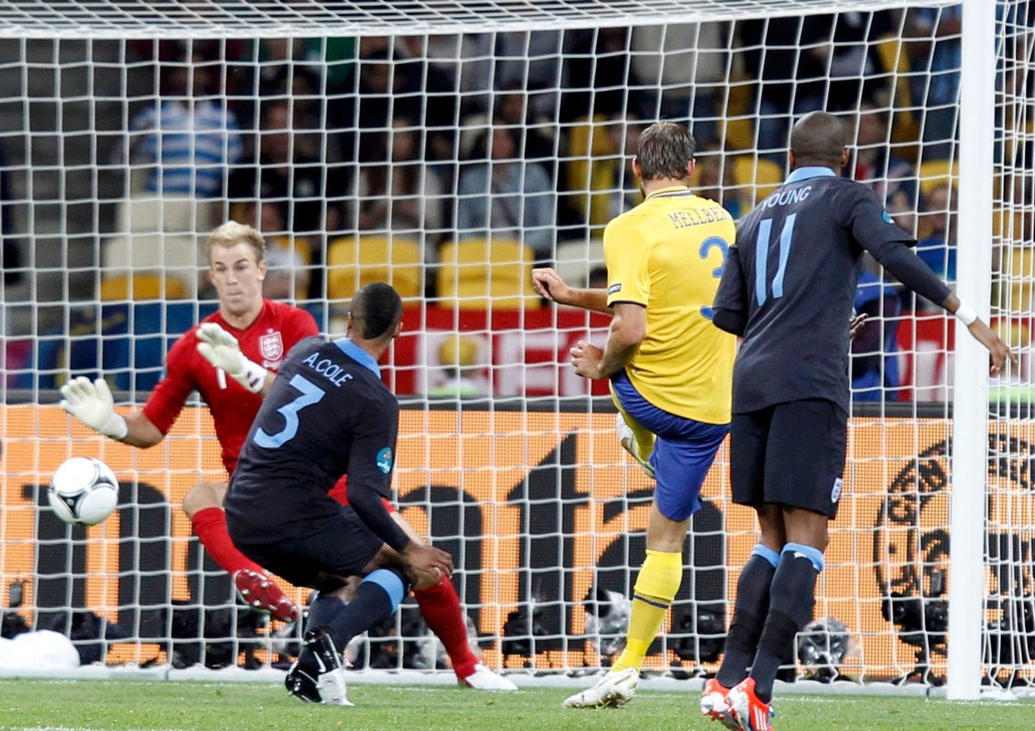 Švédský fotbalista Olof Mellberg střílí gól do sítě Angličanů v utkání skupiny D na Euru 2012