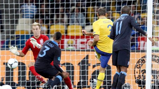 Švédský fotbalista Olof Mellberg střílí gól do sítě Angličanů v utkání skupiny D na Euru 2012.