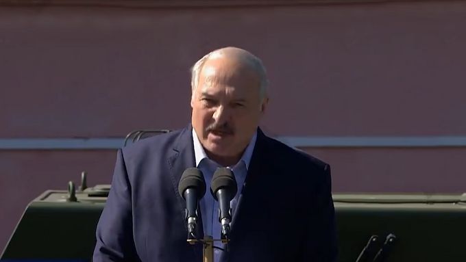 Běloruského prezidenta Alexandra Lukašenka vypískali zaměstnanci továrny (17. 8. 2020)