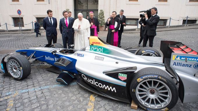 Papež František žehná monopostu Formule E,